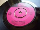 TOP UK PYE 45 - THE LOVING KIND - AIN'T THAT PECULIAR