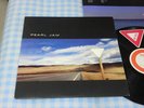 PEARL JAM Yield LP + Sticker Epic USA 1998 Die Cut Jkt