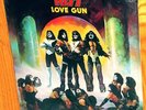 VINYL LP Kiss - Love Gun w/ 3 inserts ( Love Gun prop ) STERLING shrinkwrap