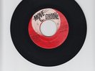 MOVE & GROOVE/LIPS OF WINE  -  DENNIS BROWN   (REGGAE  7