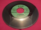 THE BOSS FOUR / THE EARTHMEN Walkin By / Space Mood RIM soul 45 HEAR