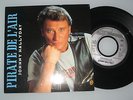 je vend un 45t no1228 or commerce pirate de l air ecrit en bleu  johnny hallyday