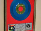 “The Beatles “I Want To Hold Your Hand”  Record NO  Award metallic-blau bild
