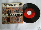 THE YOUNG RASCALS Groovin' STONE MINT 1967 45 & EXCELLENT PICTURE SLEEVE