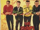 45T EP autographe THE SHADOWS the savage/ wonderful land/ peace pipe/