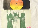 THE CLASH WHITE RIOT / 1977 cbs 5058 A1 / B2 uk first p/s........ 45rpm / punk