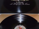 QUEEN 33 tours Vinyl - A DAY AT THE RACES - Date : 1976 - Réf 1C064