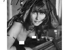 AUTOGRAPHE JULIE PIETRI SUPERBE PHOTO SEXY ET ARTISTIQUE DÉDICACÉE