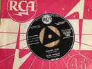 ELVIS PRESLEY - VINYL SINGLE - HOUND DOG/BLUE SUEDE SHOES - RCA1095