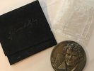 MÉDAILLE JOHNNY HALLYDAY DESTINATION VEGAS NOV.1996 SUPPORT POCHETTE VELOURS