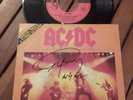 ac/dc 45t vinyle TOUCH TOO MUCH autogramm ANGUS signed live concert PARIS 2009