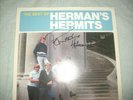 PETER NOONE AUTOGRAPHED VINYL LP HERMAN'S HERMITS-THE BEST OF HERMAN'S HERMITS 