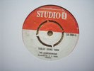 VG UK STUDIO 1 REGGAE/SKA 45 - THE CLARENDONIANS - TABLES GOING TURN