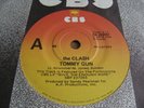 THE CLASH - TOMMY GUN / 1-2 CRUSH ON YOU 7