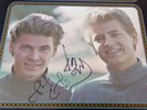 INK HAND SIGNED EVERLY BROTHERS LP AUTOGRAPHED CHAINED TO A MEMORY HS11388