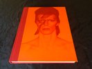 (not a lp) DAVID BOWIE IS .. LE LIVRE DE L'EXPOSITION - RARE édition FRANCAISE
