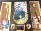 (not a lp) RED HOT CHILI PEPPERS : BY THE WAY CD + 2 MINI GUITAR FRAMED -