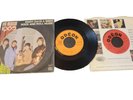 LES BEATLES 2 X SP 45T REF 10128 +FOS 101 PAS DE SIGNATURE