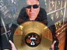 gene simmons 24 kt hold , lord of rock art