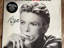 DAVID BOWIE - CHANGESONEBOWIE  VG+/EX VINYL LP / SIGNED BY DAVID BOWIE IN 1999